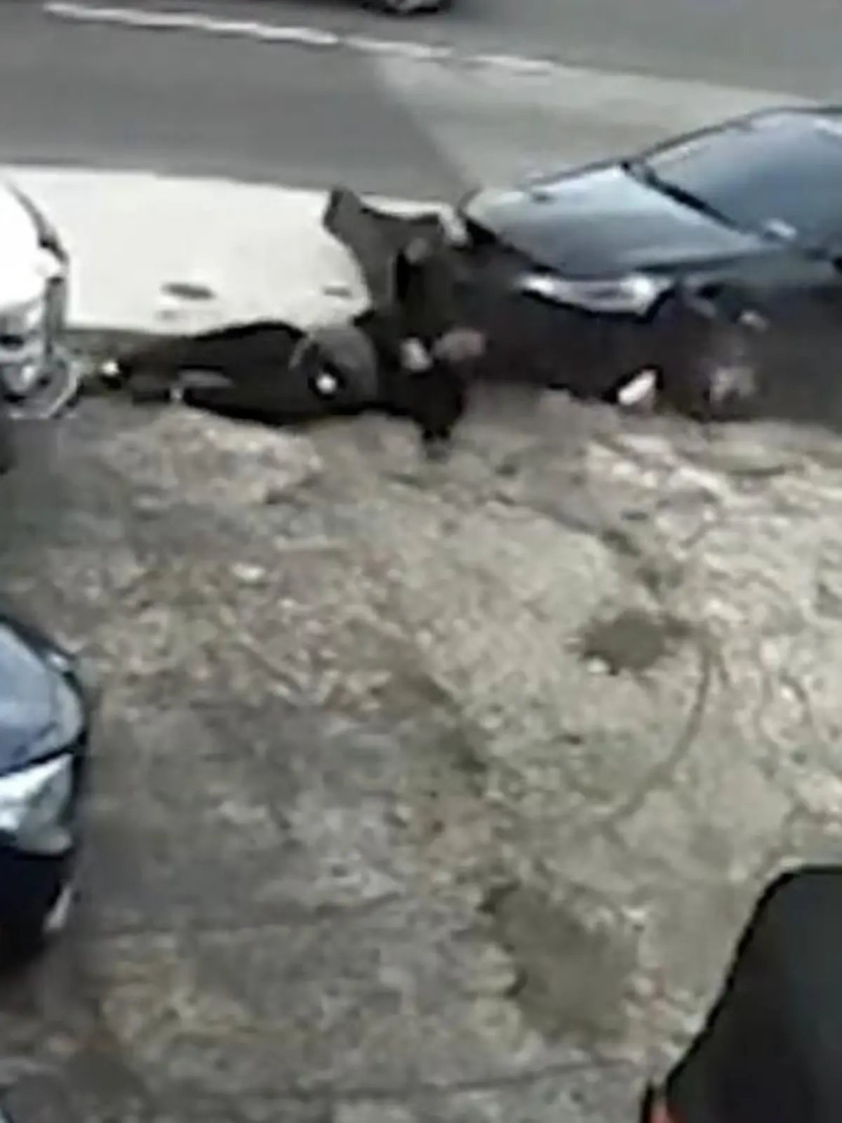 Streit eskaliert! Frau überfährt ihren Freund – der hat unfassbares Glück