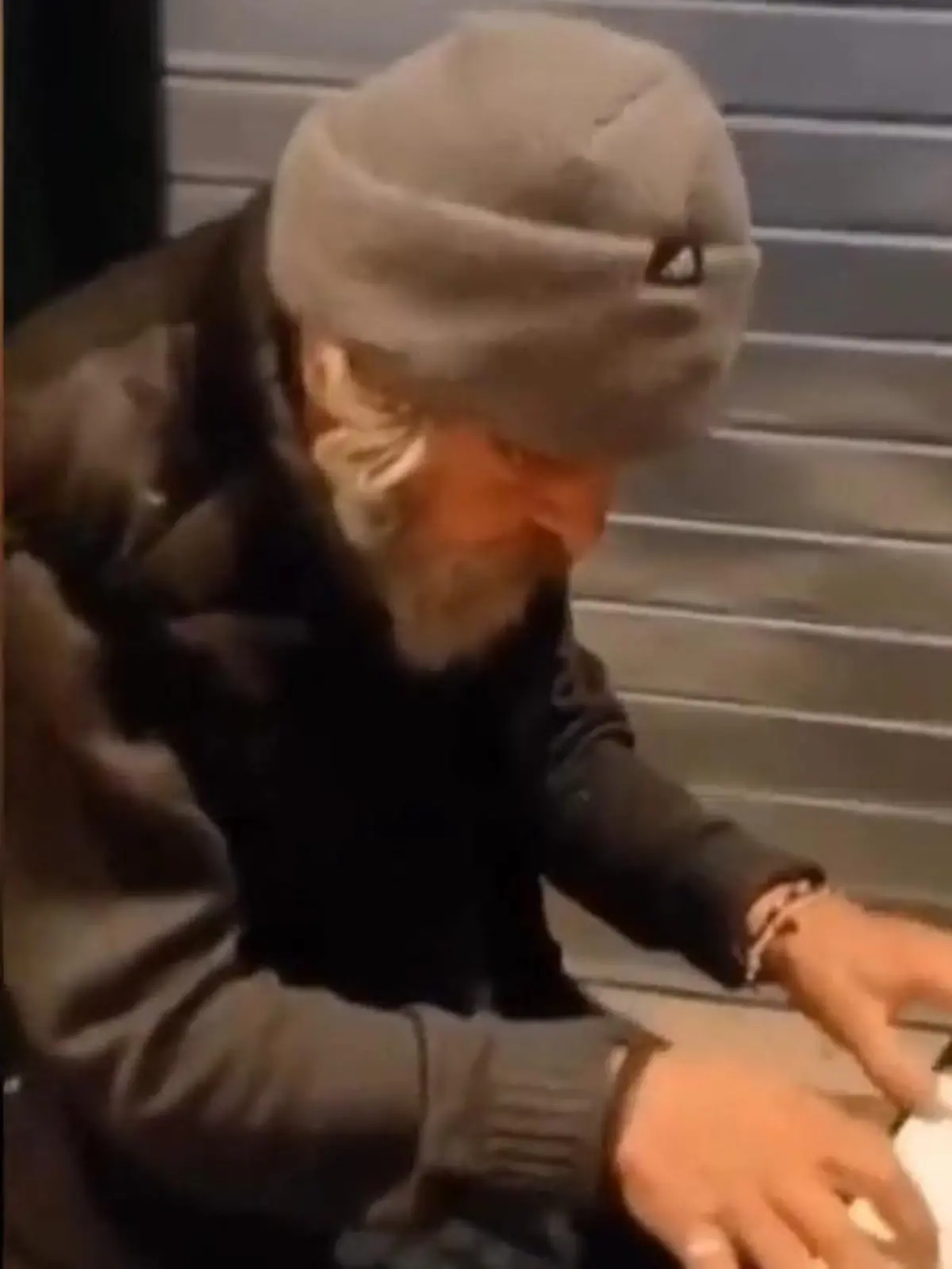 Bild zu: "Obdachloser entdeckt Klavier – und fängt plötzlich an zu spielen!"