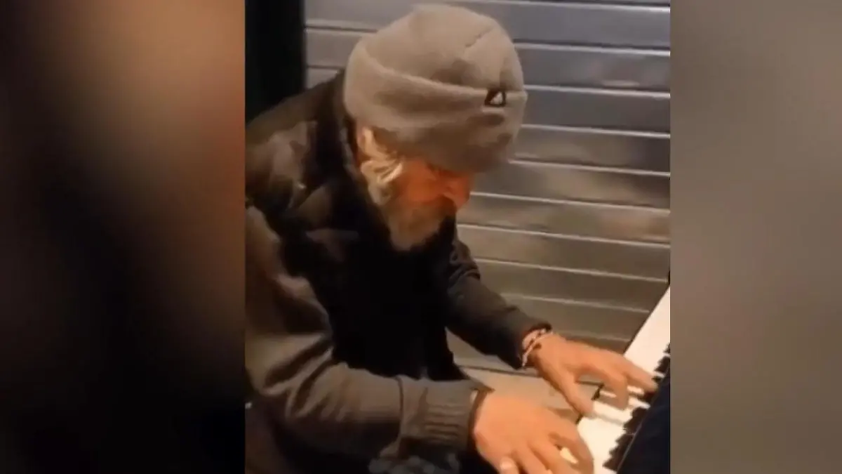 Rom-Obdachloser-entdeckt-Klavier-und-f-ngt-pl-tzlich-an-zu-spielen-
