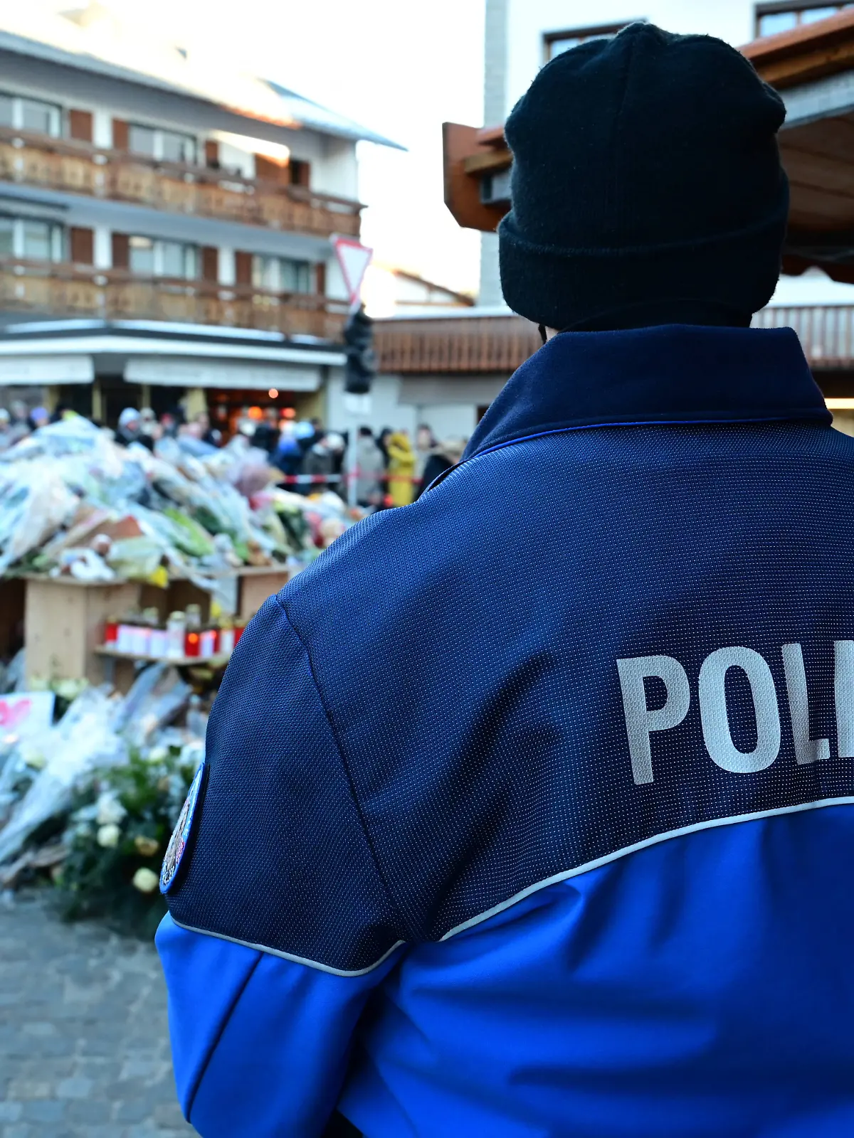 Vor der Bar „Le Constellation” in Crans-Montana dauert die Trauer um die Opfer der Tragödie weiter an