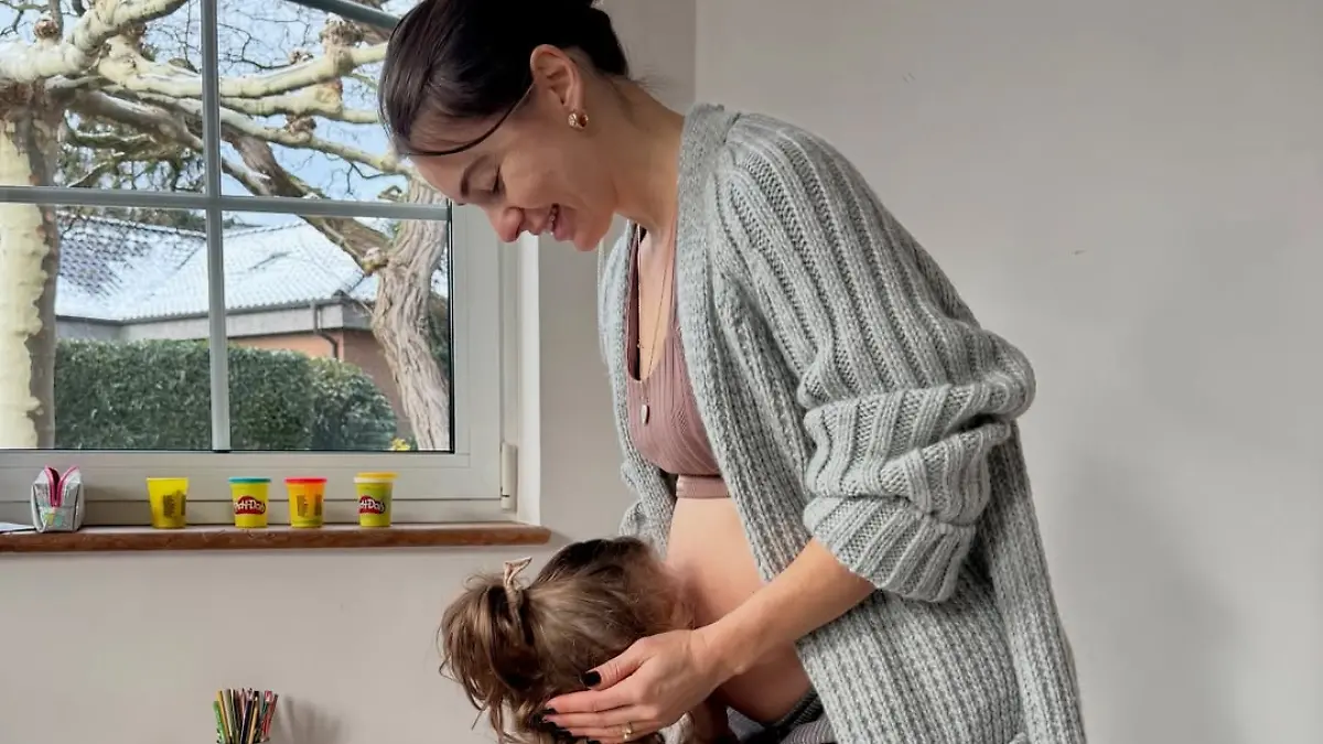 Renata Lusin teilt einen innigen Moment des Familienglücks auf Instagram: Tochter Stella küsst ihren Babybauch. 