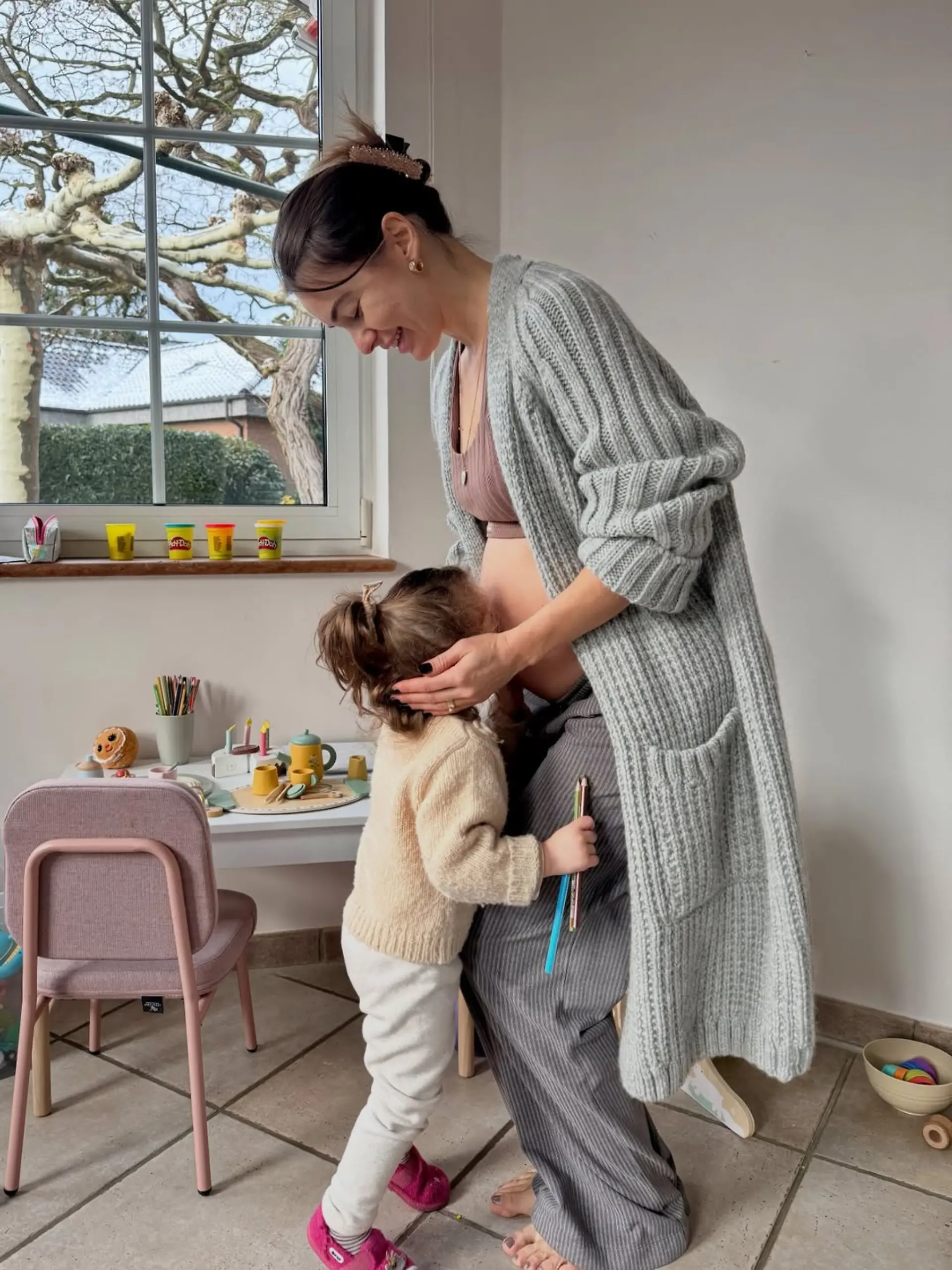 Renata Lusin teilt einen innigen Moment des Familienglücks auf Instagram: Tochter Stella küsst ihren Babybauch. 