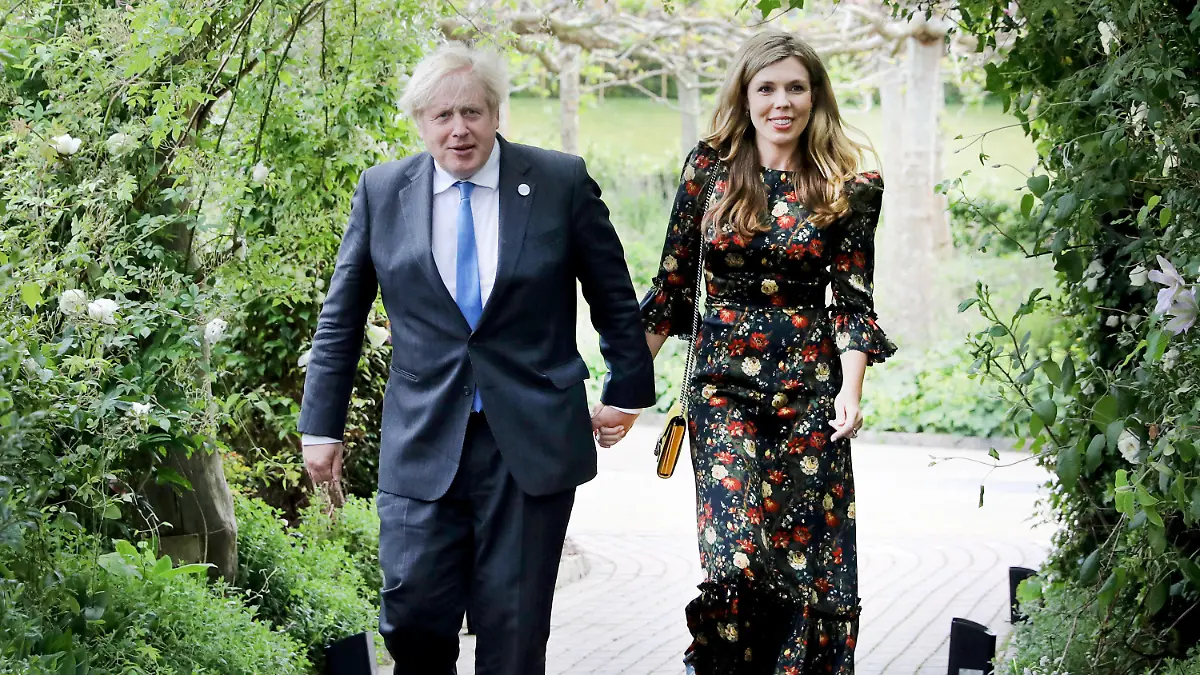 ARCHIV - 11.06.2021, Großbritannien, Cornwall: Boris Johnson, Premierminister von Großbritannien, und seine Ehefrau Carrie Johnson treffen im Rahmen des G7-Gipfels zu einem Empfang im botanischen Garten «Eden Project» ein. Der britische Premierminister Boris Johnson und seine Ehefrau Carrie werden erneut Eltern. (zu dpa: «Boris Johnson wird wieder Vater») Foto: Jack Hill/The Times Pool/AP/dpa +++ dpa-Bildfunk +++