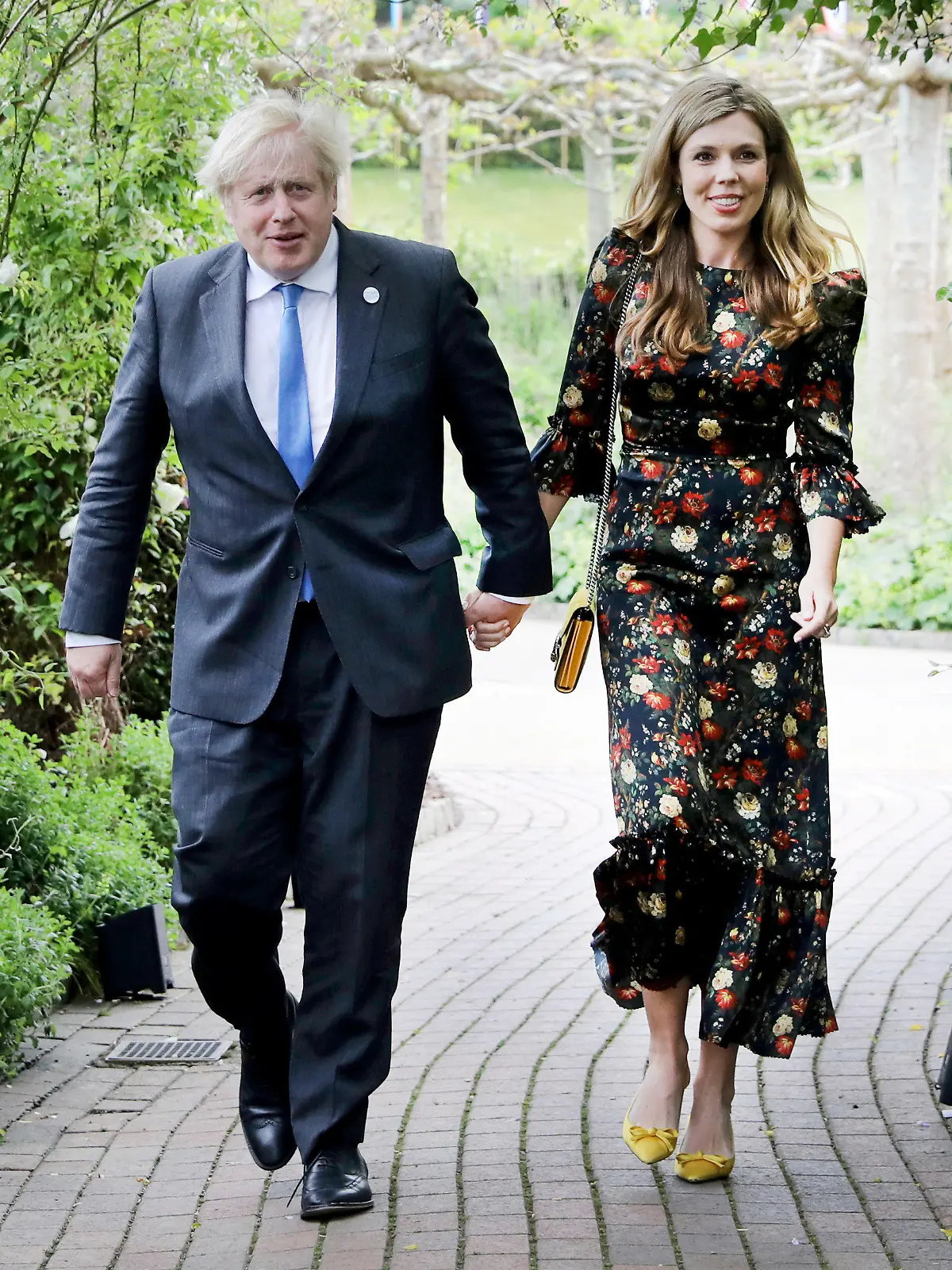 ARCHIV - 11.06.2021, Großbritannien, Cornwall: Boris Johnson, Premierminister von Großbritannien, und seine Ehefrau Carrie Johnson treffen im Rahmen des G7-Gipfels zu einem Empfang im botanischen Garten «Eden Project» ein. Der britische Premierminister Boris Johnson und seine Ehefrau Carrie werden erneut Eltern. (zu dpa: «Boris Johnson wird wieder Vater») Foto: Jack Hill/The Times Pool/AP/dpa +++ dpa-Bildfunk +++