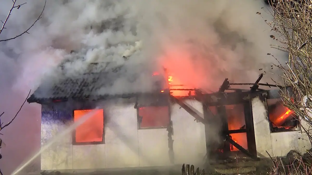 Bei einem Hausbrand in Hamburg bricht das Dach komplett ein.