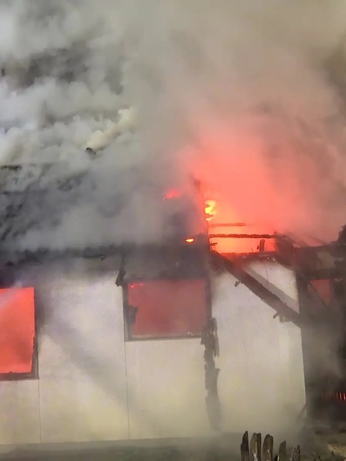 Bei einem Hausbrand in Hamburg bricht das Dach komplett ein.