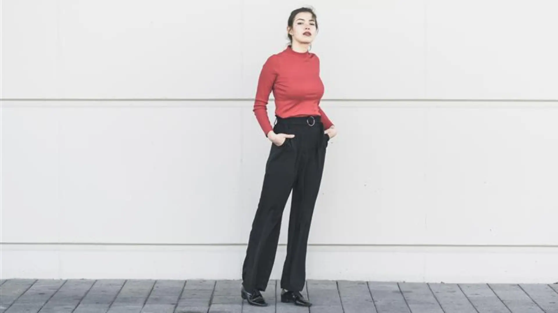 Frau in schicker Marlenehose.