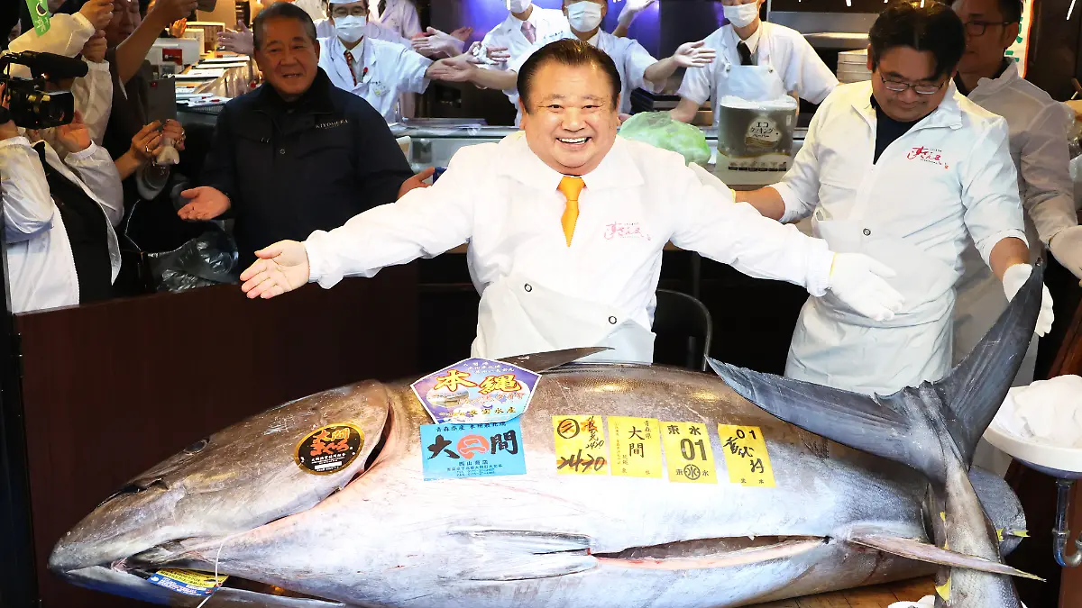 Der Chef der Sushi-Restaurantkette Sushizanmai freut sich über 243-Kilo-Wonneproppen 