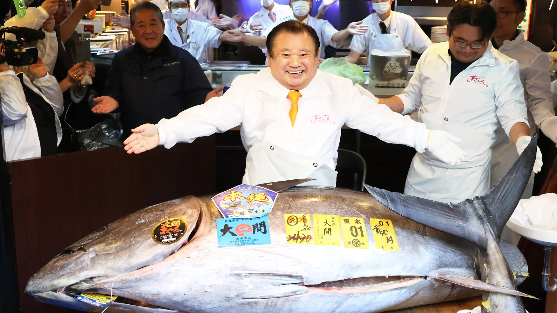 Der Chef der Sushi-Restaurantkette Sushizanmai freut sich über 243-Kilo-Wonneproppen