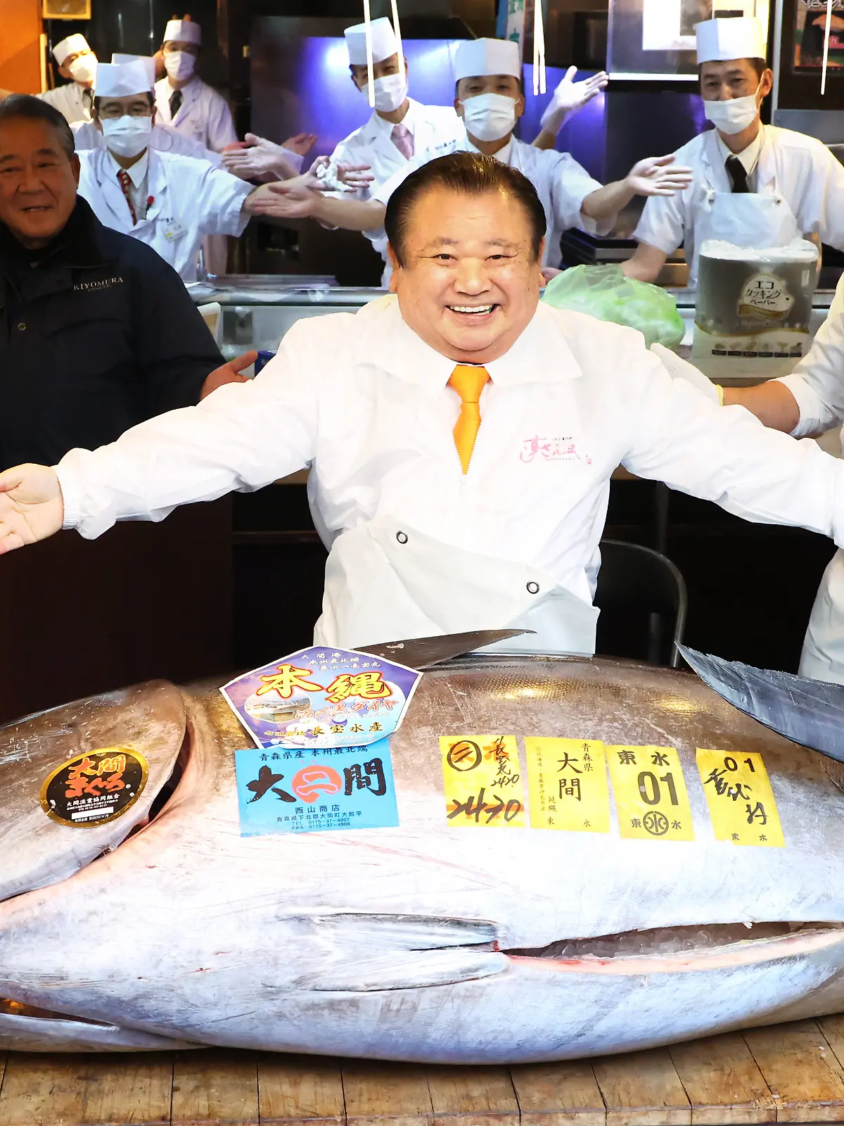 Der Chef der Sushi-Restaurantkette Sushizanmai freut sich über 243-Kilo-Wonneproppen 