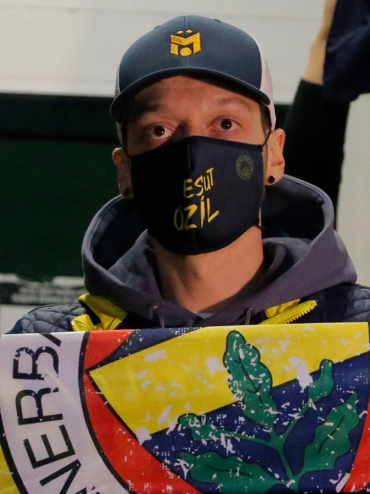 18.01.2021, Türkei, Istanbul: Mesut Özil, ehemaliger deutscher Fußball-Nationalspieler, hält nach seiner Ankunft am Atatürk-Flughafen einen Fenerbahce-Schal. Özil verlässt nach siebeneinhalb Jahren den FC Arsenal und wechselt zu Fenerbahce Istanbul in die türkische Süper Lig. Foto: Uncredited/AP/dpa +++ dpa-Bildfunk +++