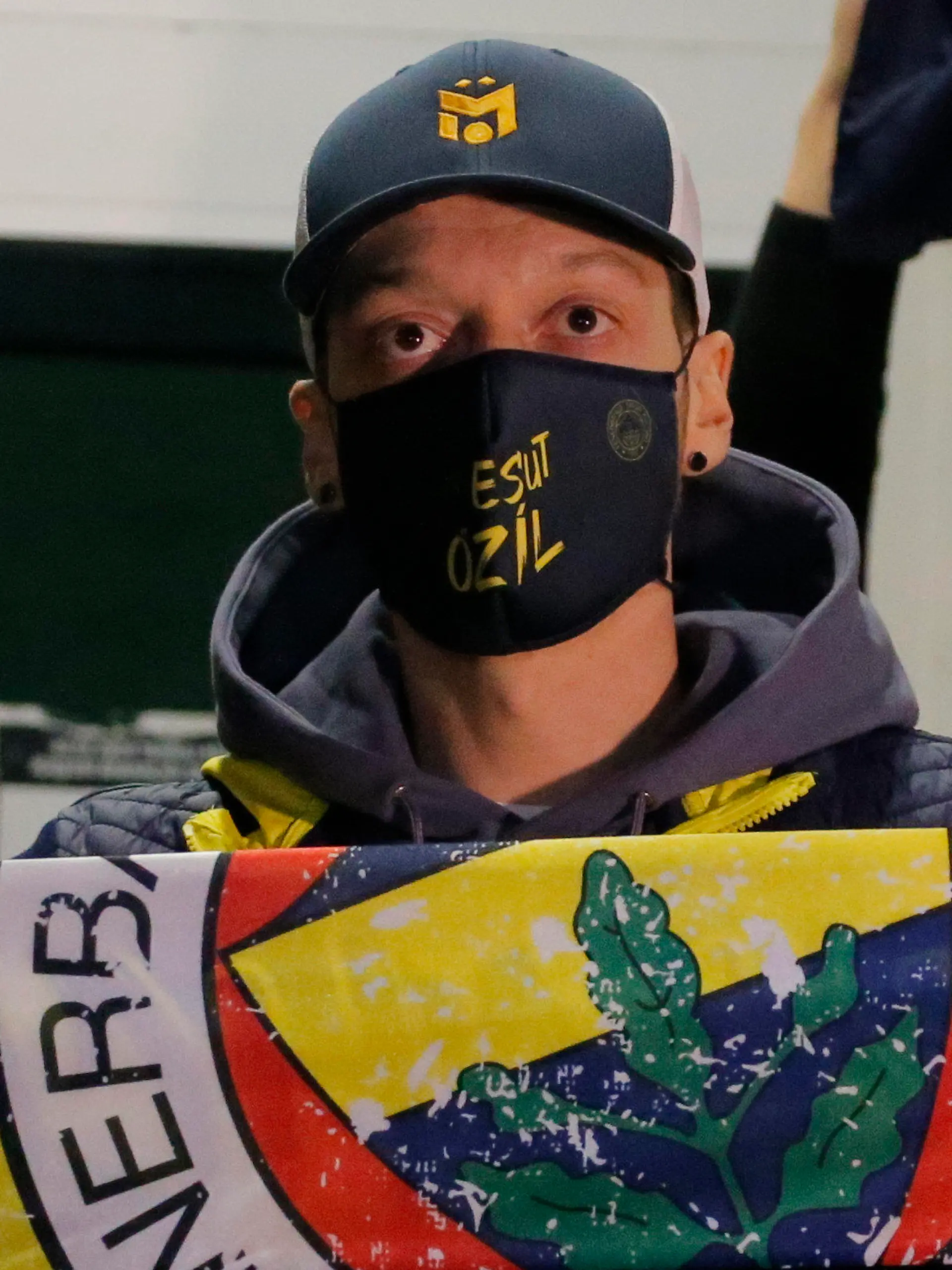 18.01.2021, Türkei, Istanbul: Mesut Özil, ehemaliger deutscher Fußball-Nationalspieler, hält nach seiner Ankunft am Atatürk-Flughafen einen Fenerbahce-Schal. Özil verlässt nach siebeneinhalb Jahren den FC Arsenal und wechselt zu Fenerbahce Istanbul in die türkische Süper Lig. Foto: Uncredited/AP/dpa +++ dpa-Bildfunk +++