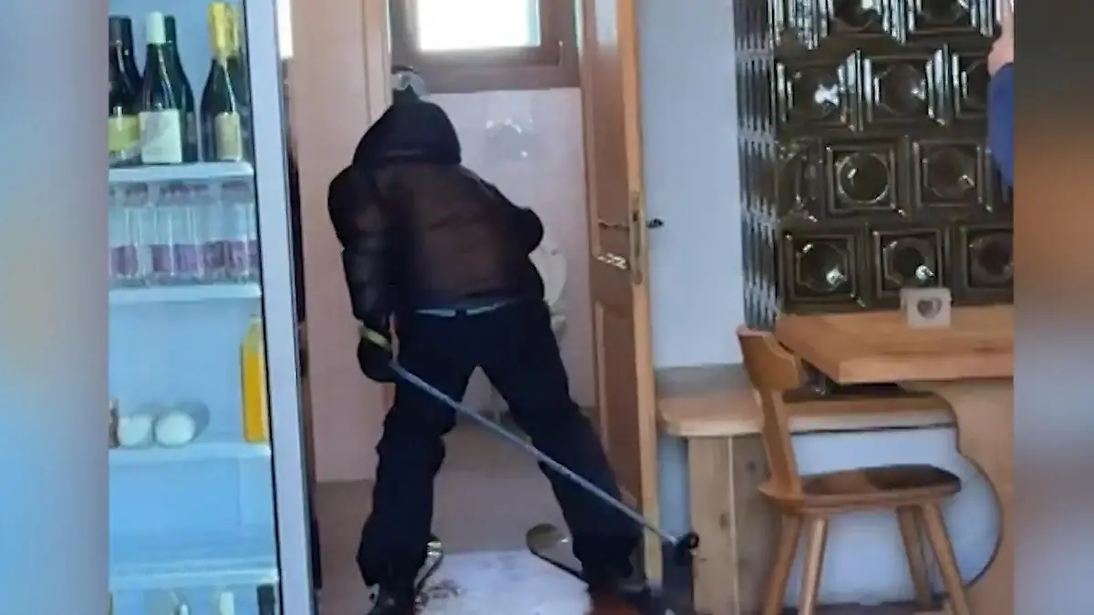 Mann brettert auf Skiern in Gasthaus – direkt aufs Klo Pipi-Druck auf der Piste? 