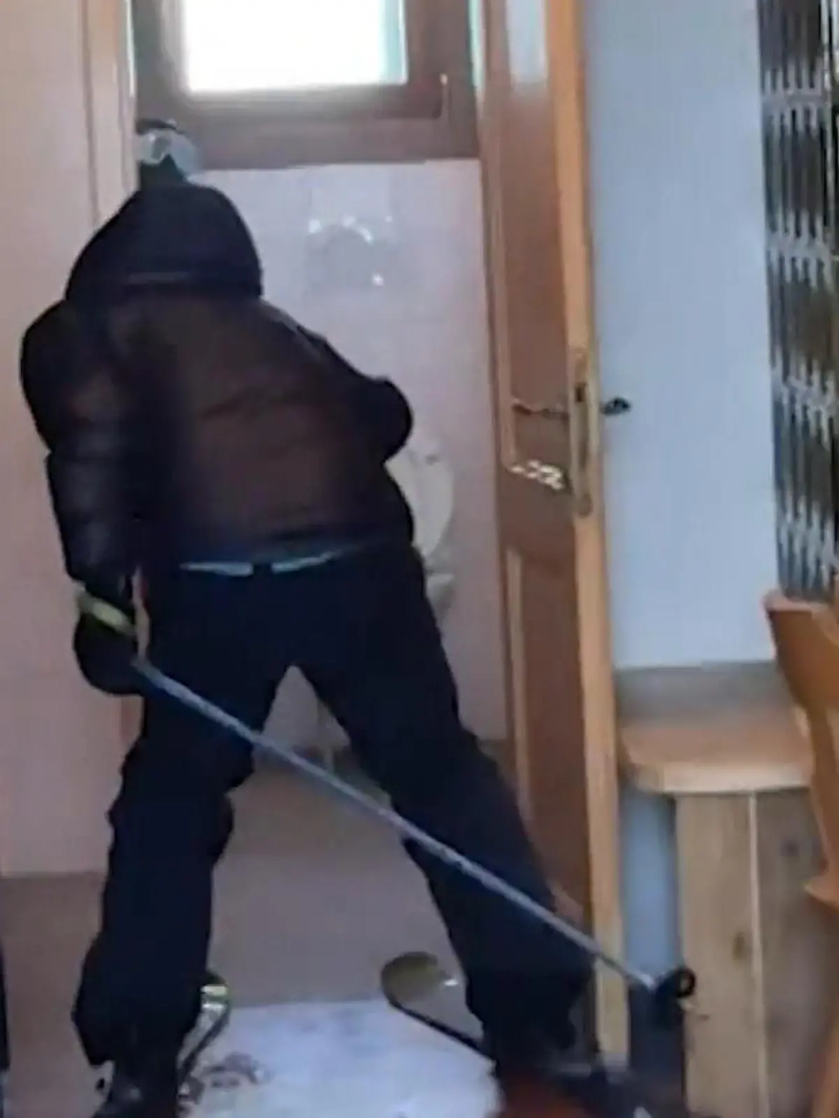 Bild zu: "Mann brettert auf Skiern in Gasthaus – direkt aufs Klo"