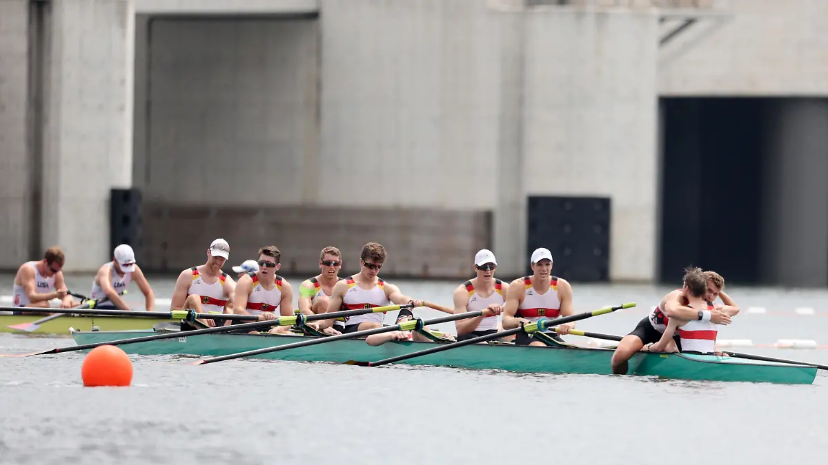 30.07.2021, Japan, Tokio: Rudern: Olympia, Achter mit Steuermann, Männer, Finale im Sea Forest Waterway. Deutschland mit Johannes Weißenfeld, Laurits Follert, Olaf Roggensack, Torben Johannesen, Jakob Schneider, Malte Jakschik, Richard Schmidt, Hannes Ocik, Martin Sauer) erschöpft im Ziel und holt Silber. Foto: Jan Woitas/dpa-Zentralbild/dpa +++ dpa-Bildfunk +++