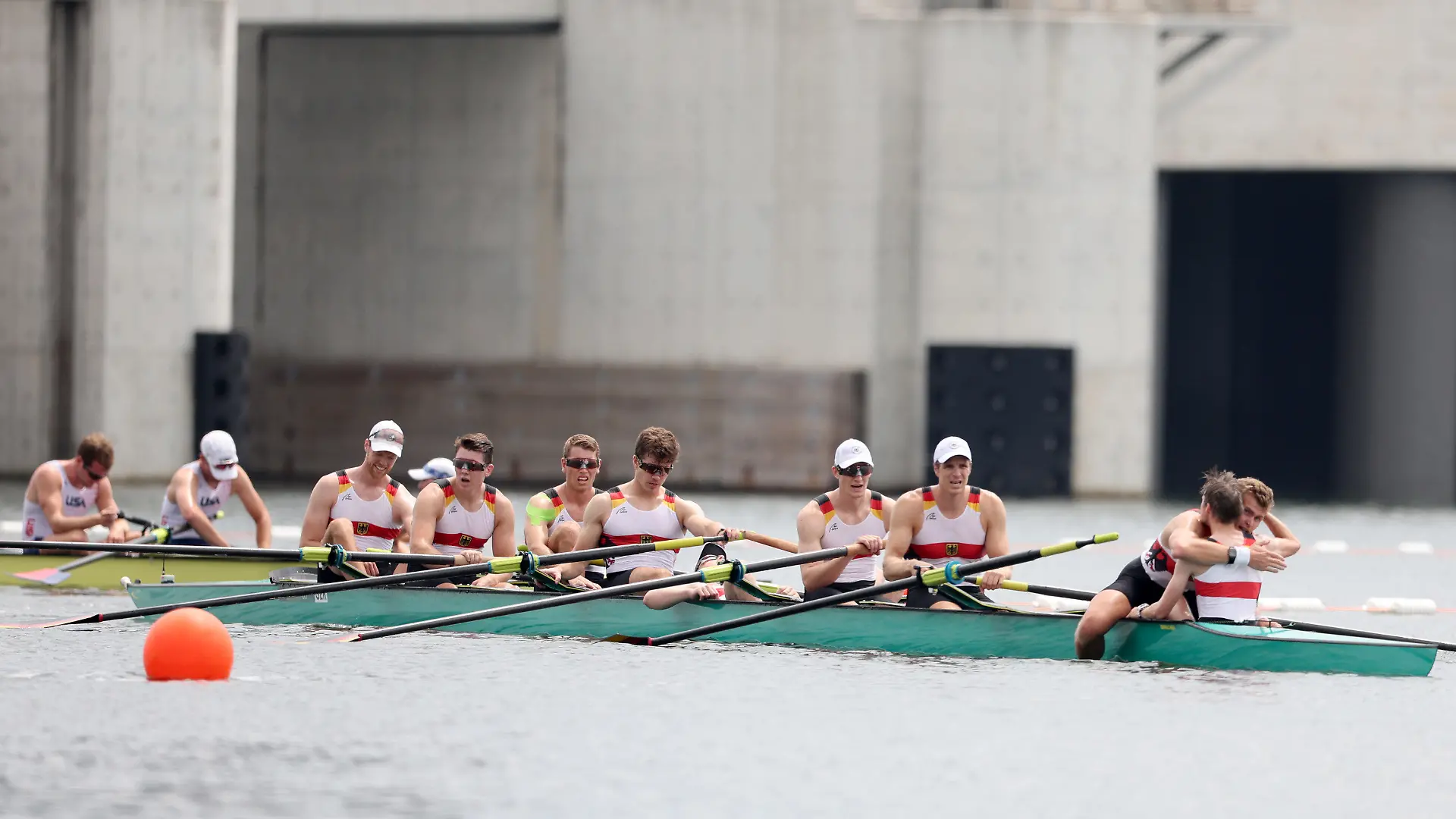 30.07.2021, Japan, Tokio: Rudern: Olympia, Achter mit Steuermann, Männer, Finale im Sea Forest Waterway. Deutschland mit Johannes Weißenfeld, Laurits Follert, Olaf Roggensack, Torben Johannesen, Jakob Schneider, Malte Jakschik, Richard Schmidt, Hannes Ocik, Martin Sauer) erschöpft im Ziel und holt Silber. Foto: Jan Woitas/dpa-Zentralbild/dpa +++ dpa-Bildfunk +++