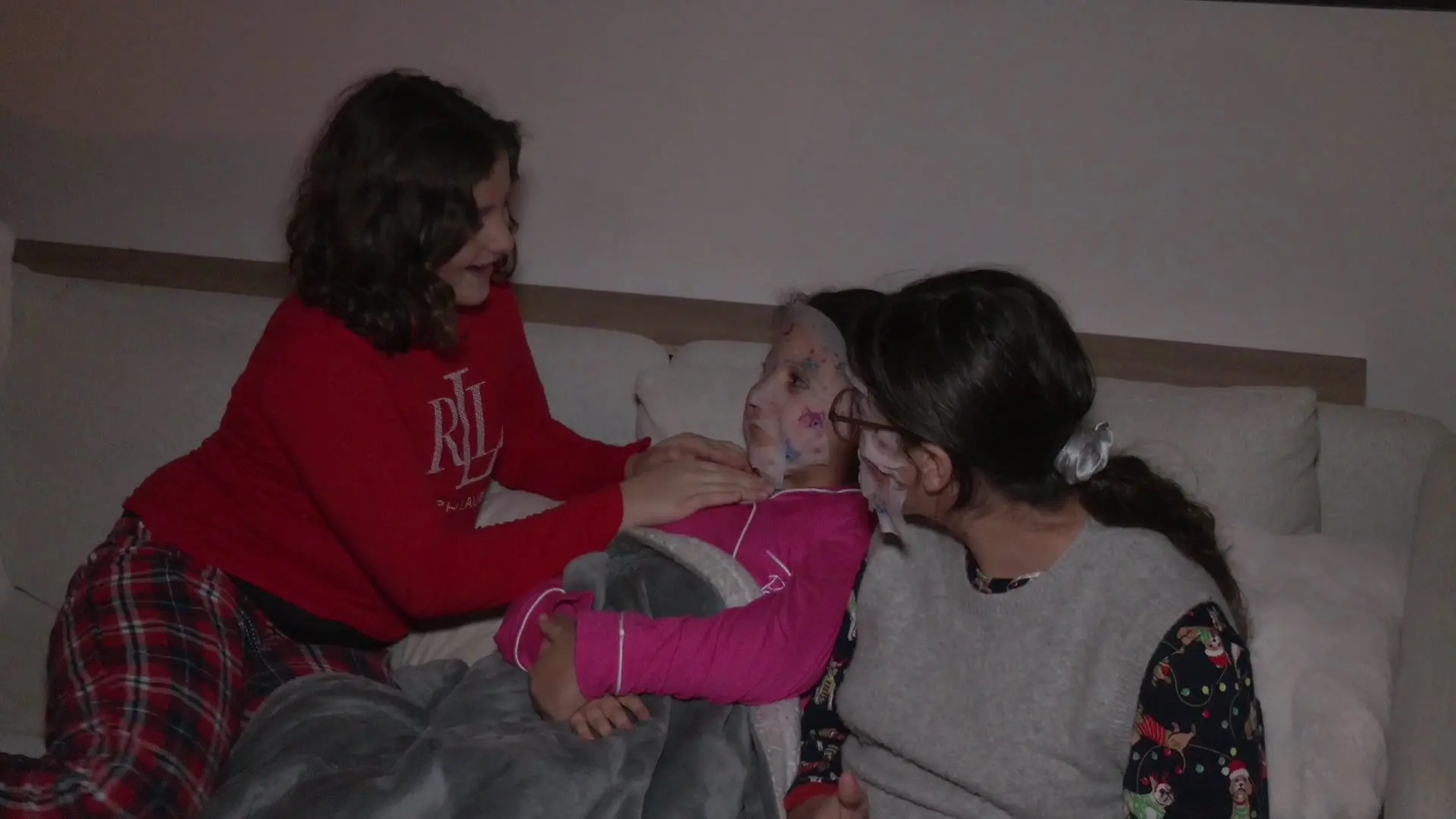Auch ohne Strom haben Lilia, Sina und Sophia ihren Spaß.