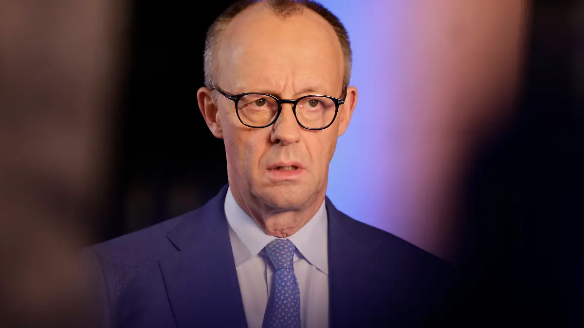 Bundeskanzler Friedrich Merz bei der Aufzeichnung seiner ersten Neujahrsansprache