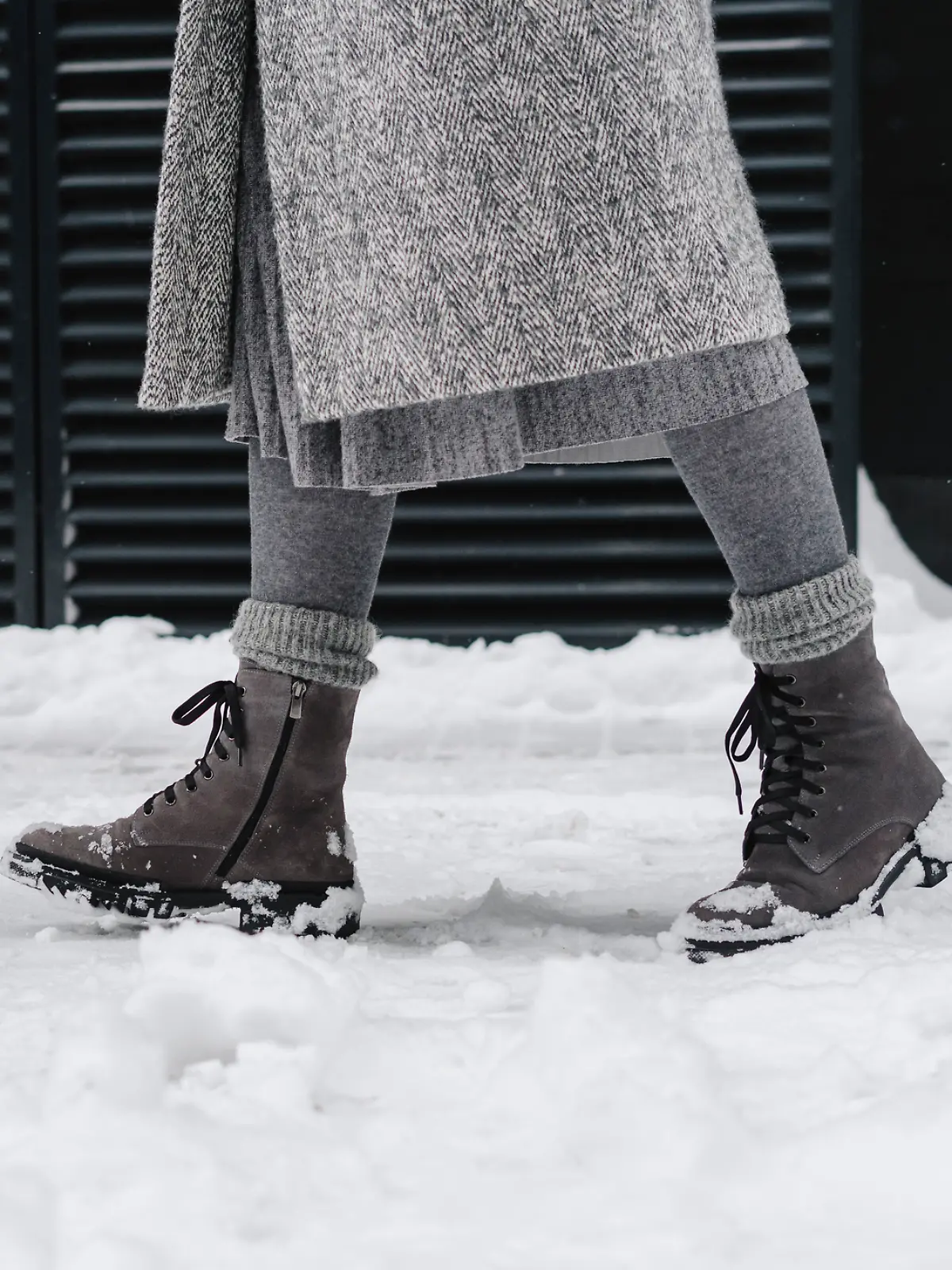 Frau in Schneestiefeln.