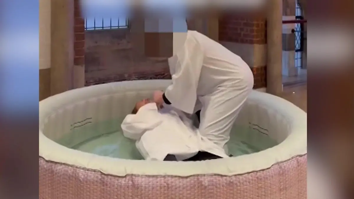 Nach Sex-Marathon! Pornostar geht mit Priester baden Da fällt man doch vom Glauben ab