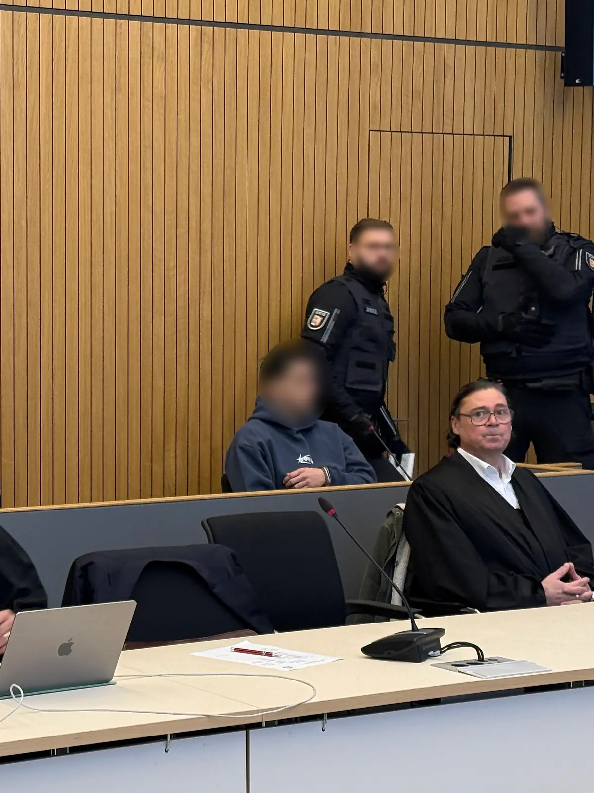 Die Angeklagten sollen den Ex-Partner der Schwester in Alt-Mölln 2021 ermordet haben