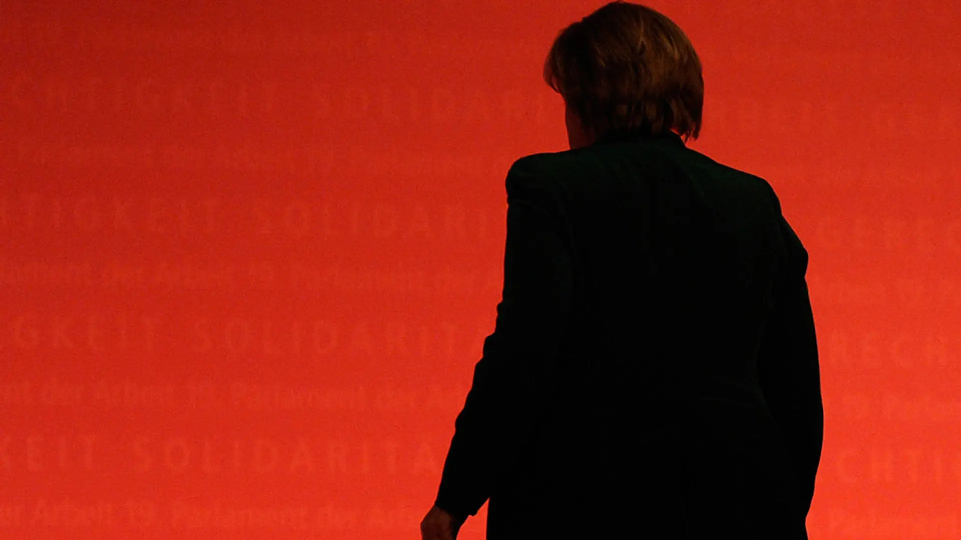 ARCHIV - 16.05.2010, Berlin: Bundeskanzlerin Angela Merkel (CDU) geht bei der Eröffnung des 19. Gewerkschaftstages des Deutschen Gewerkschaftsbundes (DGB) zum Rednerpult. (zu dpa Themenpaket zum Ende der Ära Merkel nach der Bundestagswahl) Foto: Rainer Jensen/dpa +++ dpa-Bildfunk +++