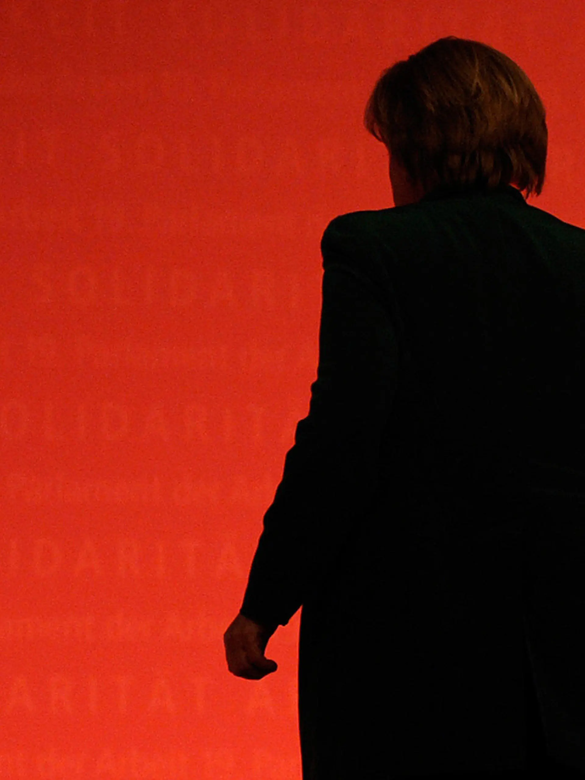 ARCHIV - 16.05.2010, Berlin: Bundeskanzlerin Angela Merkel (CDU) geht bei der Eröffnung des 19. Gewerkschaftstages des Deutschen Gewerkschaftsbundes (DGB) zum Rednerpult. (zu dpa Themenpaket zum Ende der Ära Merkel nach der Bundestagswahl) Foto: Rainer Jensen/dpa +++ dpa-Bildfunk +++