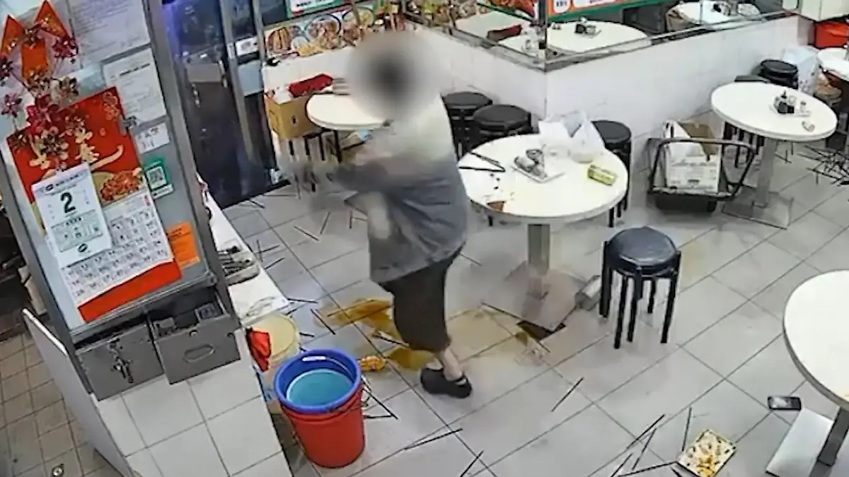 Frau attackiert zwölf Polizisten mit Fleischerbeil – weil sie nicht zahlen kann! Das schmeckt ihr nicht