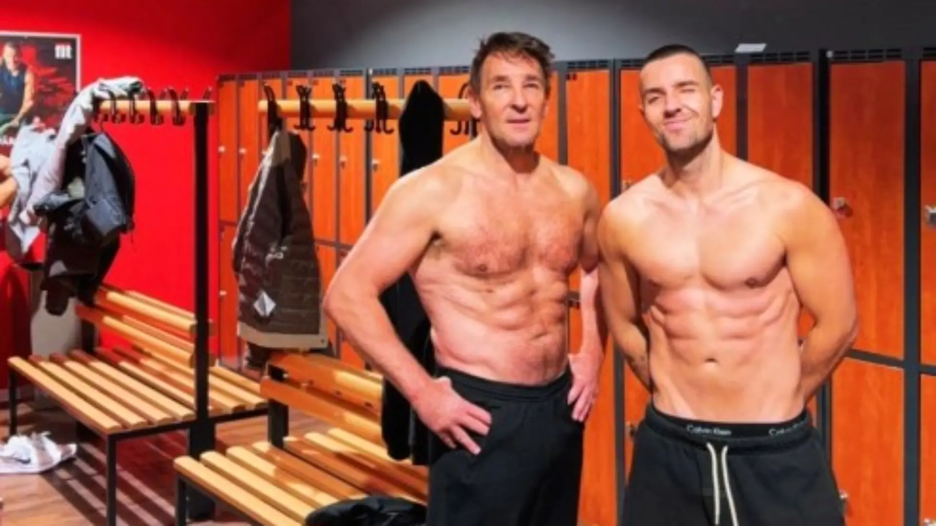 Mark Keller und Sohn Aaron stehen oberkörperfrei in einer Umkleidekabine