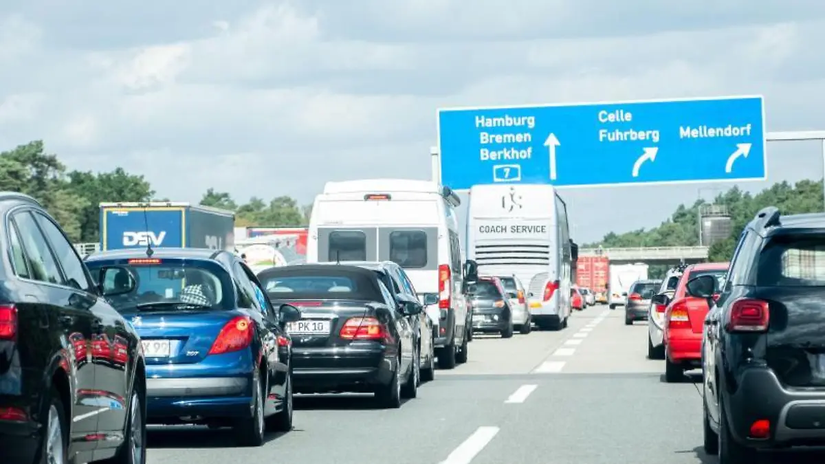 Fahrzeugkolonnen sind dicht gedrängt auf der Autobahn 2 zu sehen