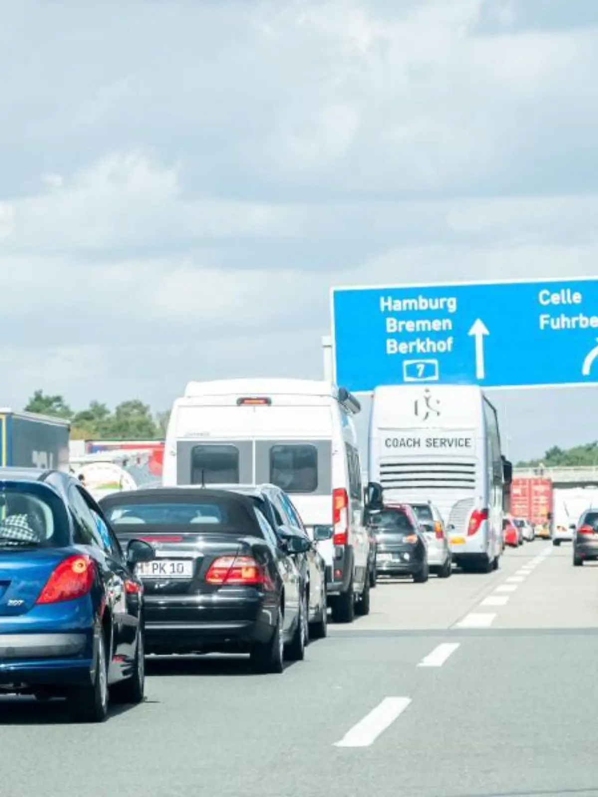 Fahrzeugkolonnen sind dicht gedrängt auf der Autobahn 2 zu sehen