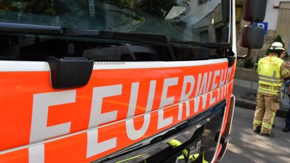 Feuerwehr rettet Mann aus Briefkastenschlitz. Foto: Jens Kalaene/Archiv