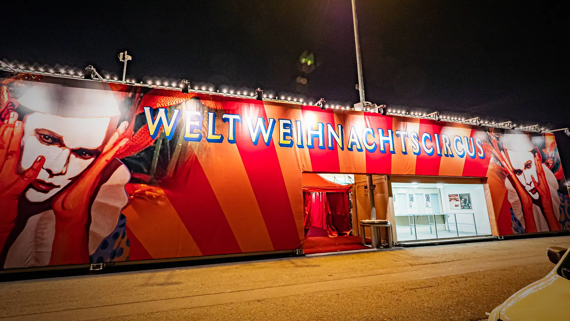 Bei einer Vorstellung des Weltweihnachtscirkus in Stuttgart sind zwei Artisten abgestürzt.