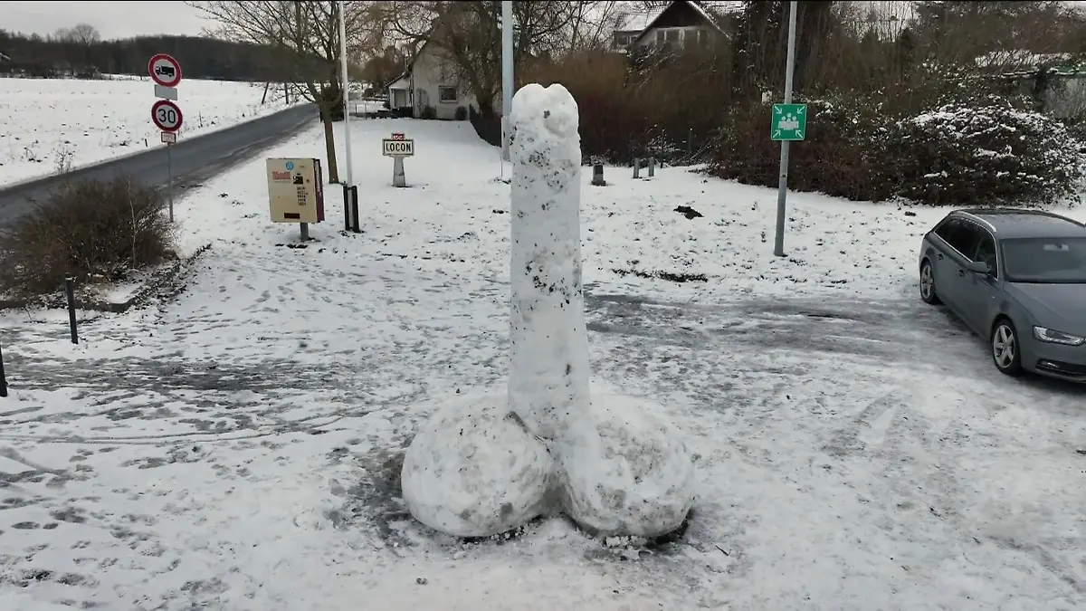 Schneepenis in Menden Eiskalte Kunst zum Schmunzeln
