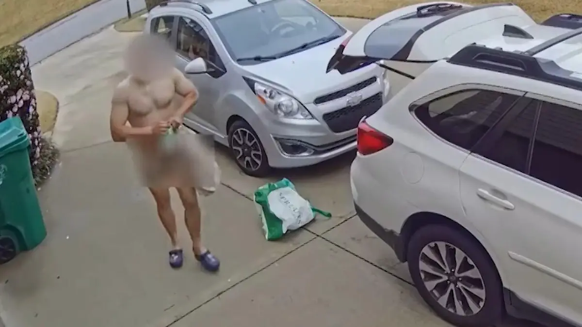 Fast nackt auf Beutezug! Polizei stoppt Autodieb im Tischdecken-Outfit Blanko-Look mit Folgen