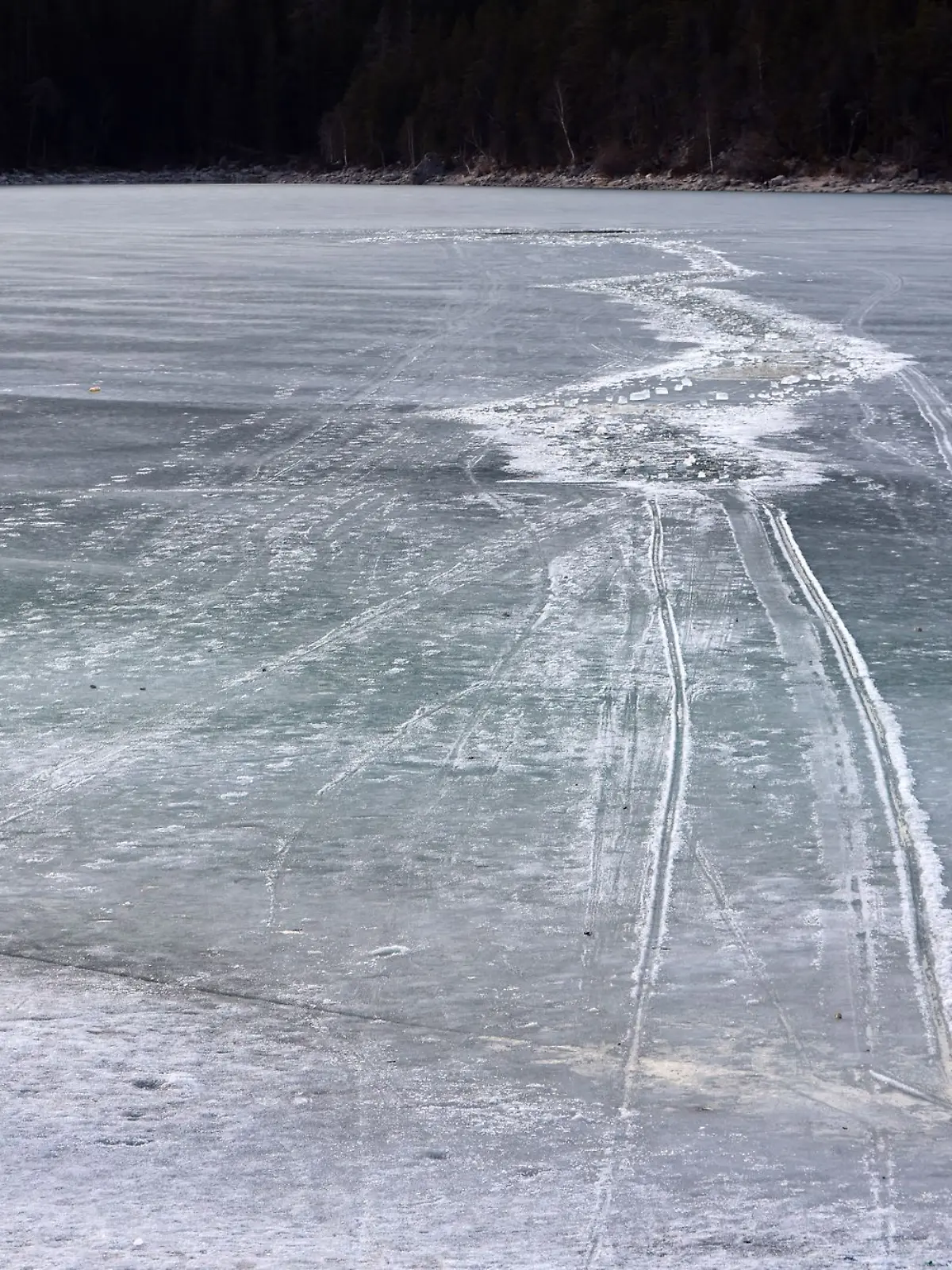 Bild zu: "Live-Ticker: Polizei sucht nach mutmaßlich verunglücktem Eistaucher
"