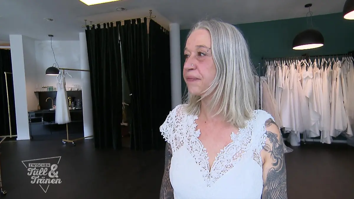 Wird Manuela ihr Kleid finden? Eine schwierige Anprobe