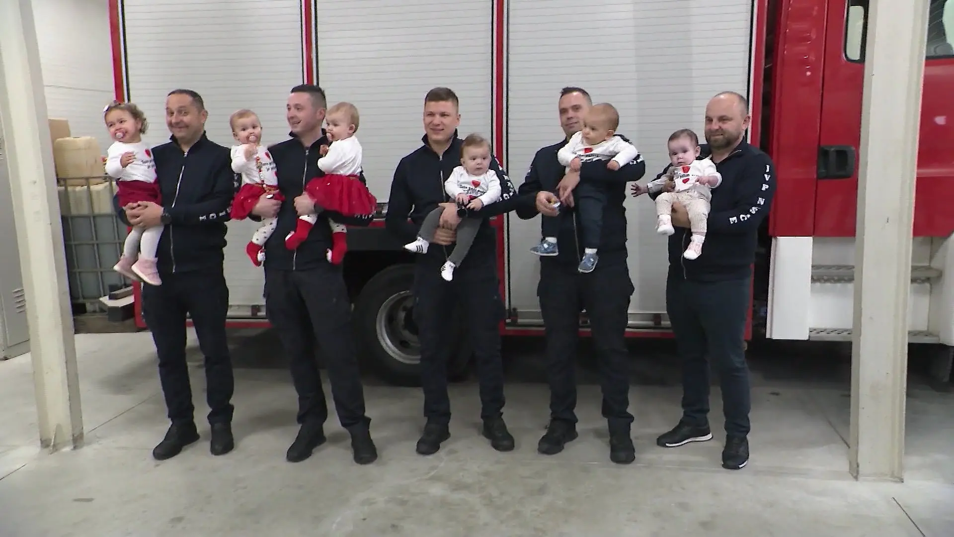 Diese Feuerwehrwache genießt das Babyglück gemeinsam.