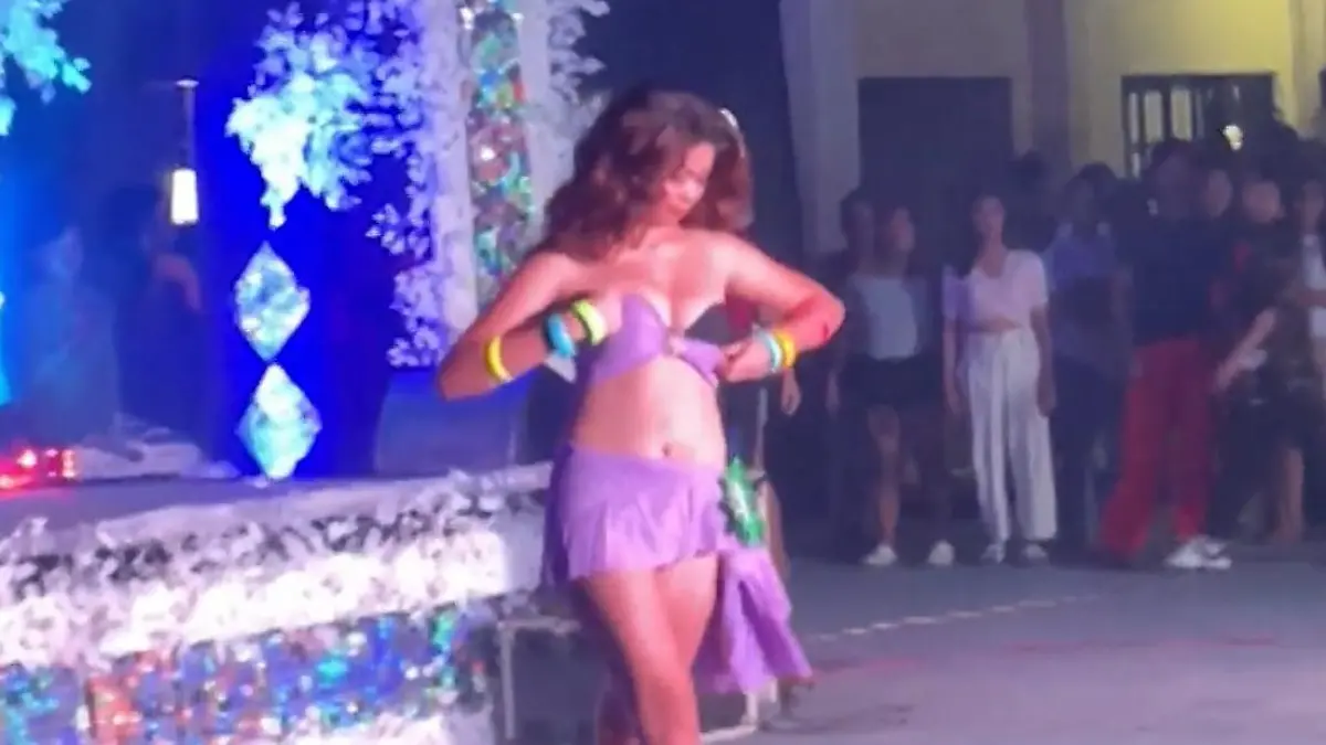 Bei Schönheitswettbewerb! Kandidatin fällt von Bühne – dann macht ihr Bikini einen Abgang Sie zieht ihre Show durch 