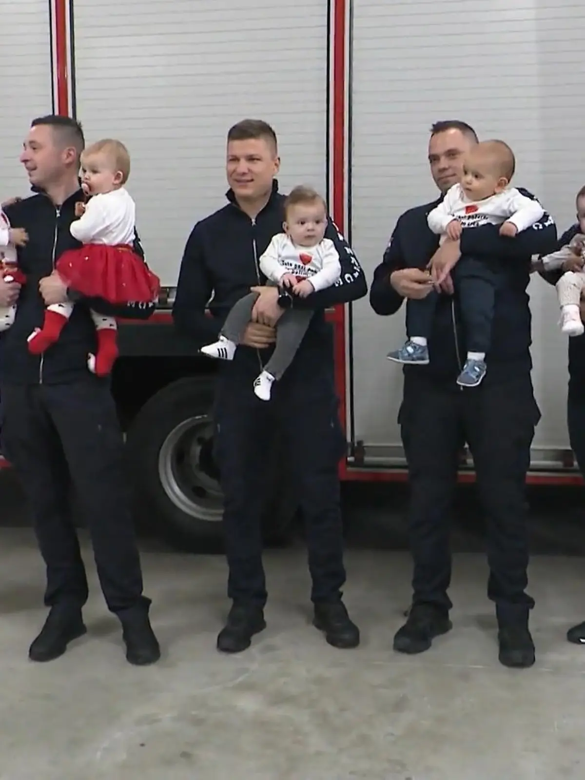 Bild zu: "Tatü Tata, die Babys sind da! Süßer Nachwuchs-Boom auf Feuerwehrwache"