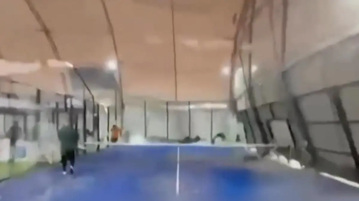 Unwetter fegt Sporthalle weg! Menschen rennen um ihr Leben Sturm richtet Verwüstung an