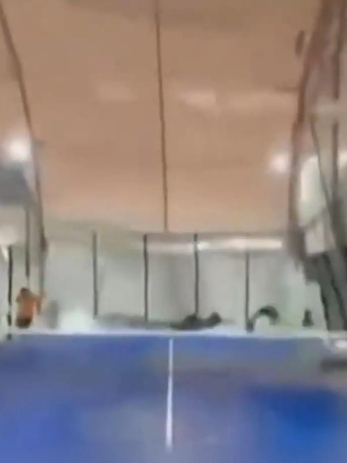 Bild zu: "Unwetter fegt Sporthalle weg! Menschen rennen um ihr Leben"