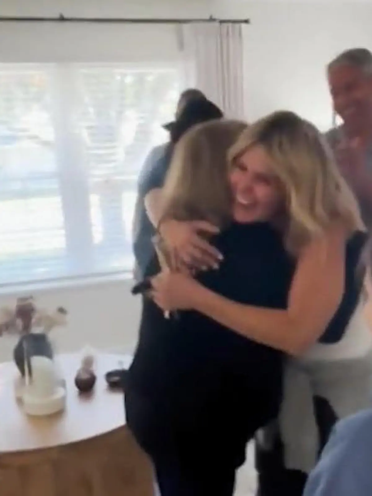 Bild zu: "Angela (70) verliert ihren Mann! Familie überrascht sie mit Traumhaus"