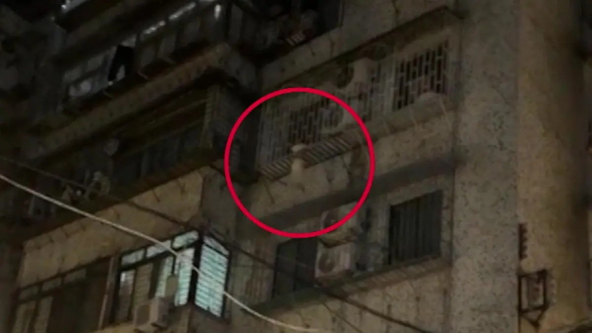 Kind baumelt aus viertem Stock – Männer klettern Fassade hoch! Kopf zwischen Metallstangen eingeklemmt