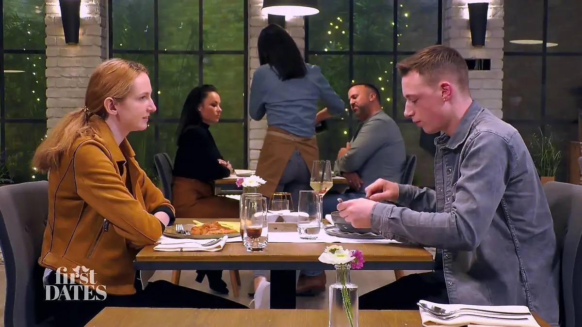 Julia und Jonny: Schlager trifft Metal Zwei Welten, ein Date