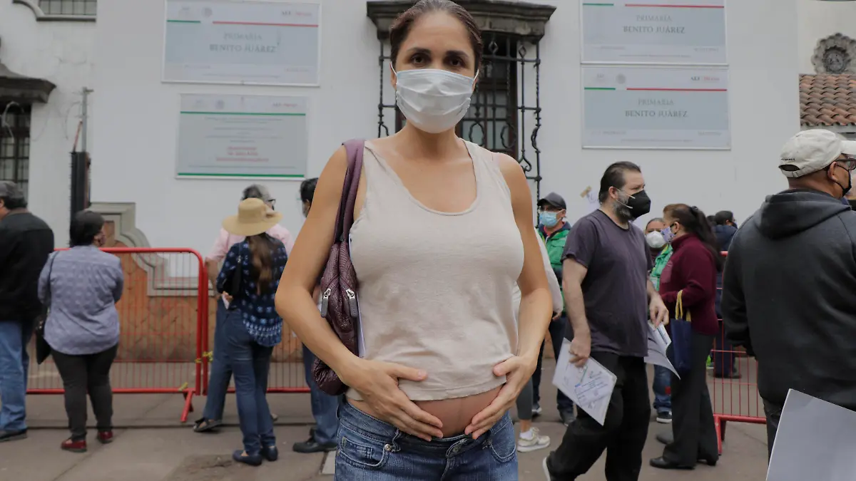 Vaccination Of Pregnant Women Against COVID-19 Begins In Mexico City A pregnant woman outside the facilities of the Benito Juarez Elementary School, located in the Cuauhtemoc district of Mexico City, before being immunized with the first dose of the Pfizer-BioNTech biologic against COVID-19 during the sanitary emergency and the yellow epidemiological traffic light in the capital. Mexico City Mexico vieyra-notitle210513_npGd2 PUBLICATIONxNOTxINxFRA Copyright: xGerardoxVieyrax