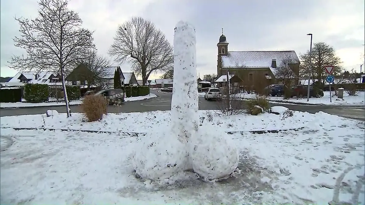 Schneepenis in Menden Eiskalte Kunst zum Schmunzeln