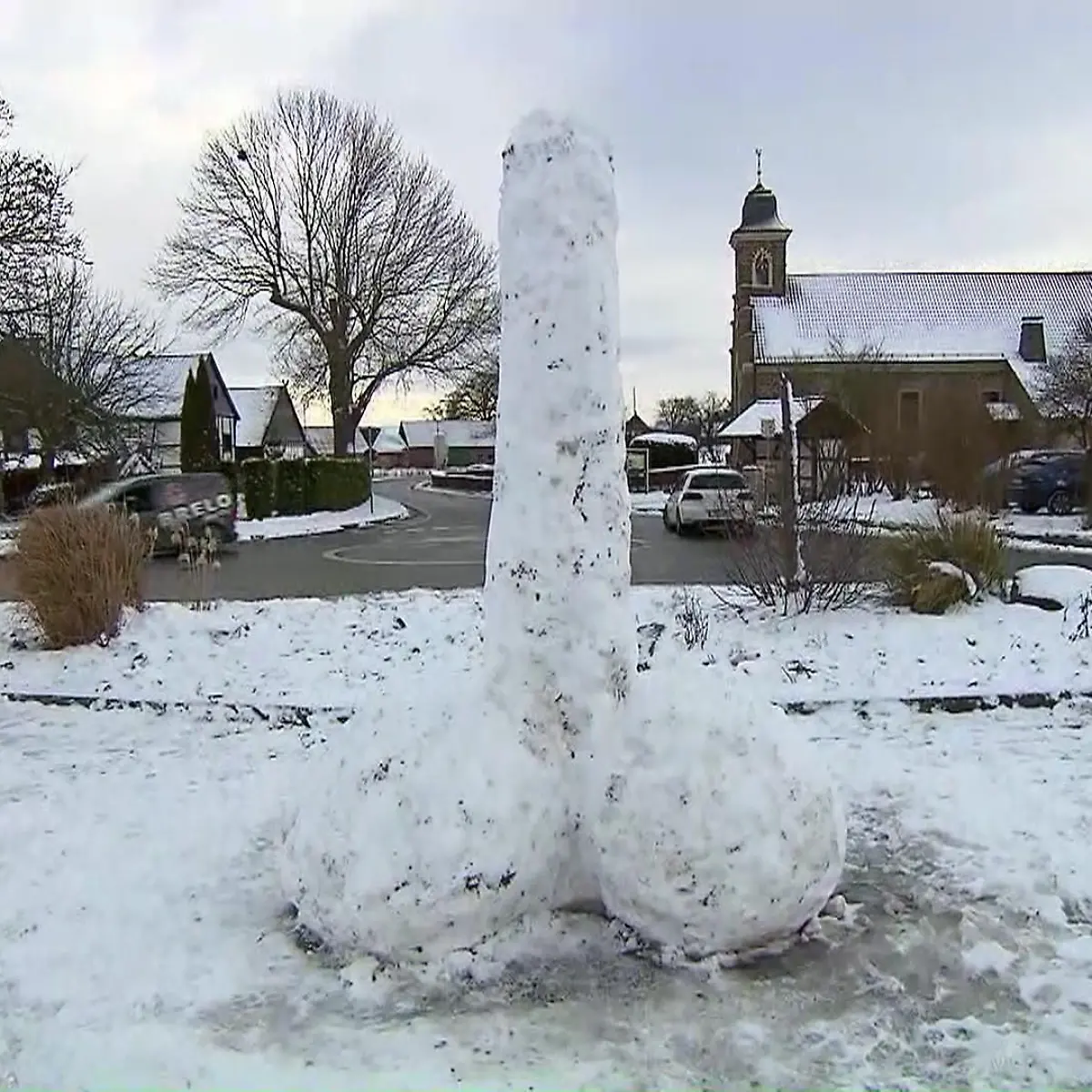 Eiskalte Kunst zum Schmunzeln: Schneepenis in Menden