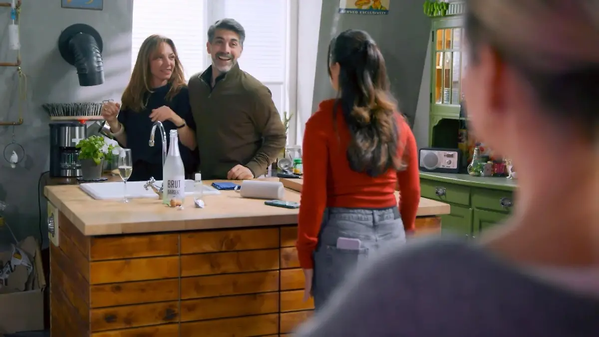 Ute sieht Ferhat ausgelassen mit Dana tanzen „Unter uns“-Folge vom 09.01.26 auf RTL+