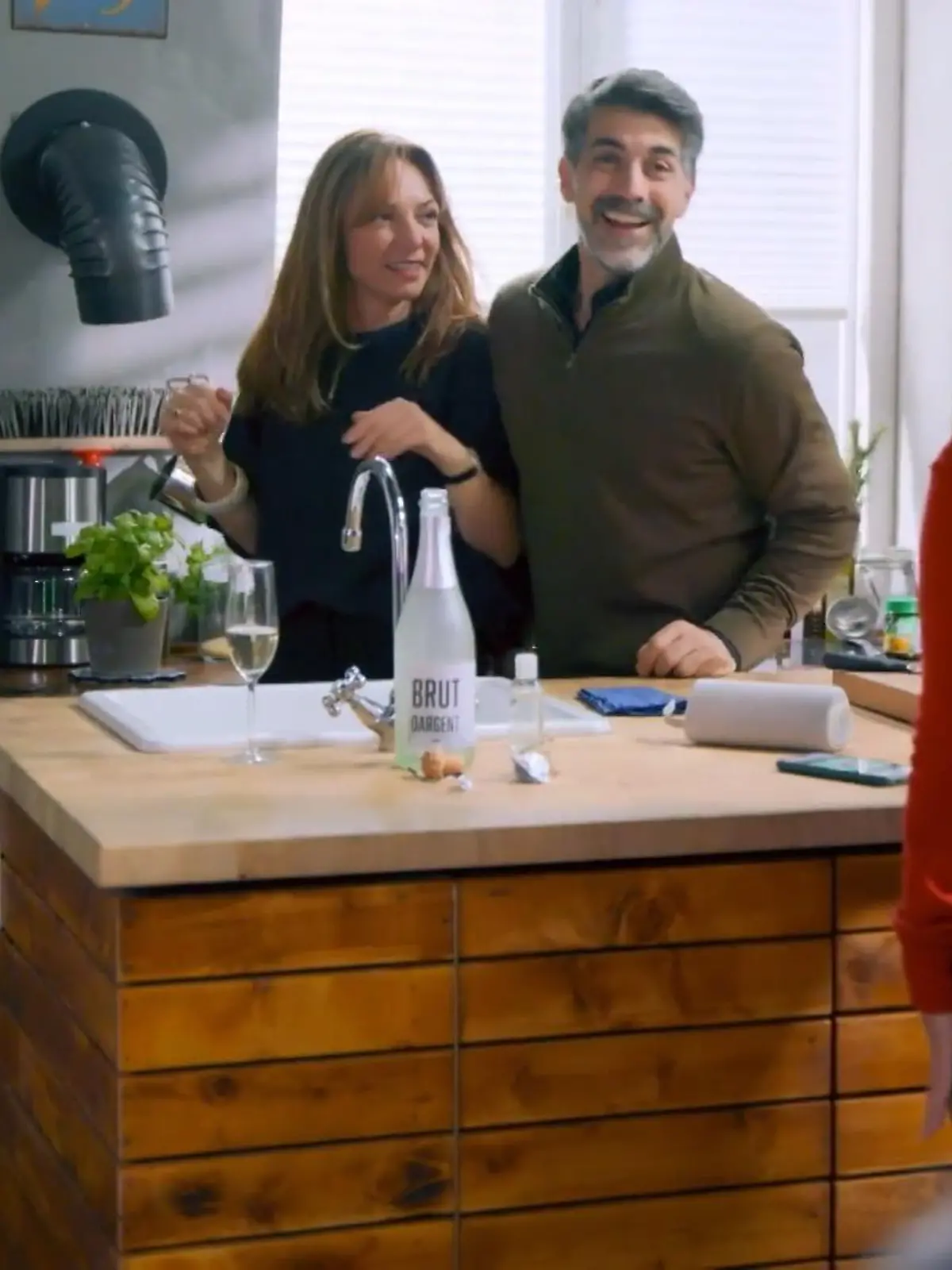 Unter uns: Ferhat tanzt ausgelassen mit Dana - das wurmt Ute